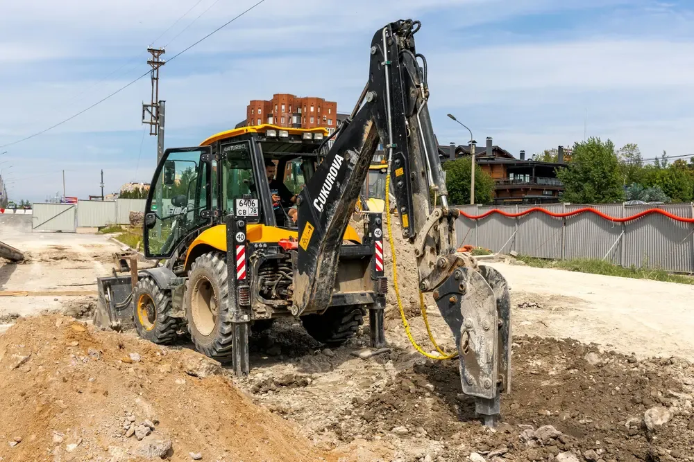 Экскаватор-погрузчик с гидромолотом
