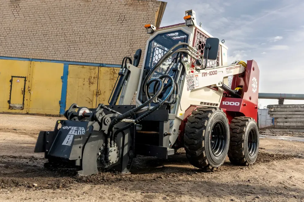 Мини-погрузчик с дорожной фрезой