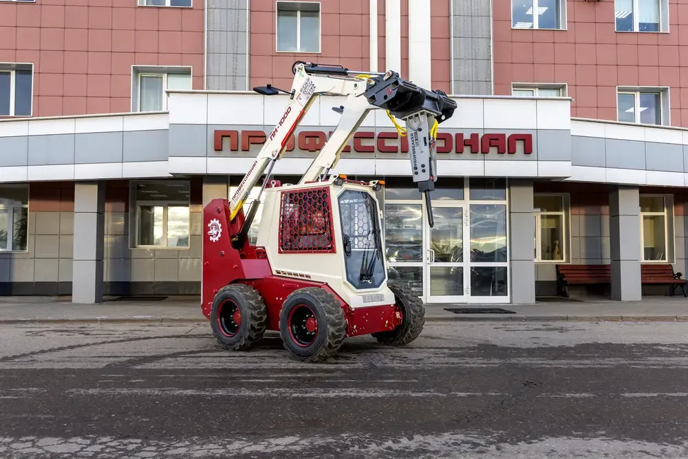 Мини-погрузчик с гидромолотом