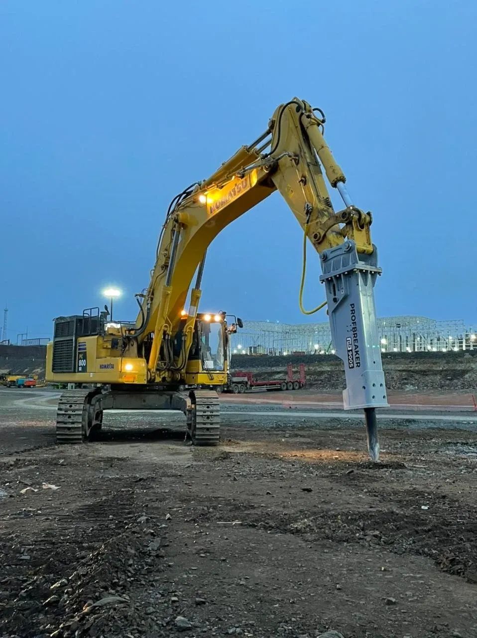 Экскаватор с гидромолотом закрытого типа