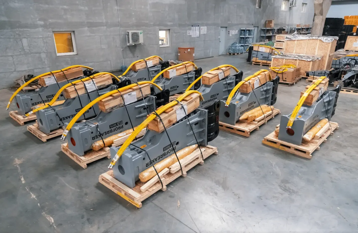 Готовые к отправке клиентам гидромолоты в комплекте поставки