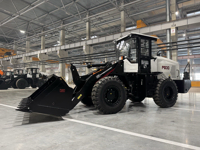 Фронтальный погрузчик PB30. Вид спереди на выставочной площадке