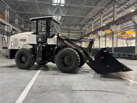 Фронтальный погрузчик Профессионал PB30. Вид спереди справа на производстве