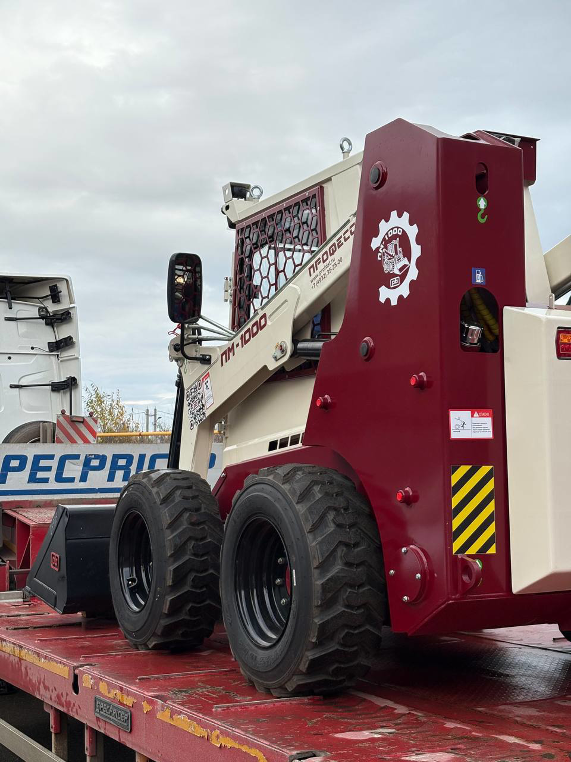 Отгрузка мини-погрузчика Профессионал ПМ-1000 с навесным оборудованием