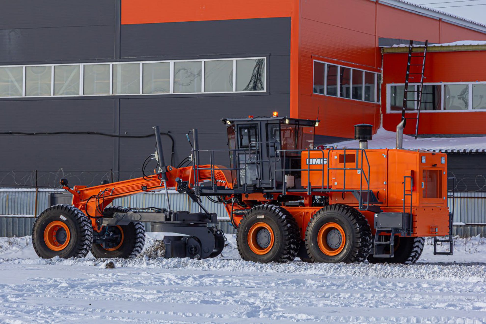 UMG разработала самый тяжелый автогрейдер в России UMG разработала самый тяжелый автогрейдер в России